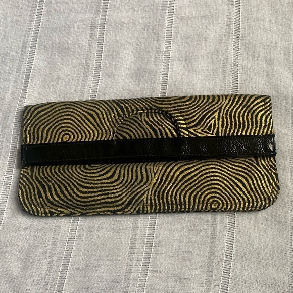 Amici Accessories retro clutch purse in gold metallic and black. - Picture 1 of 13